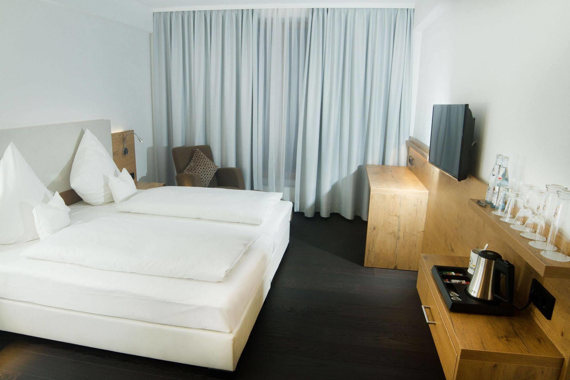 Hotel Zum Hirsch Wertingen المظهر الخارجي الصورة