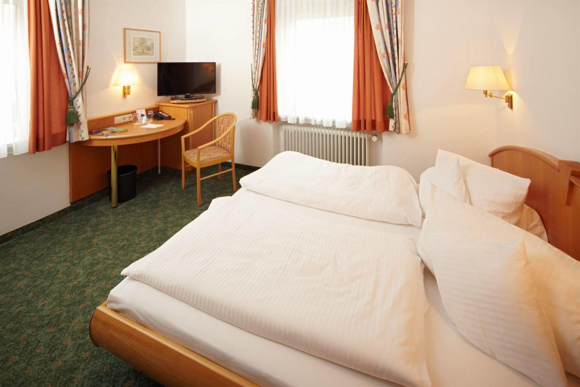 Hotel Zum Hirsch Wertingen المظهر الخارجي الصورة