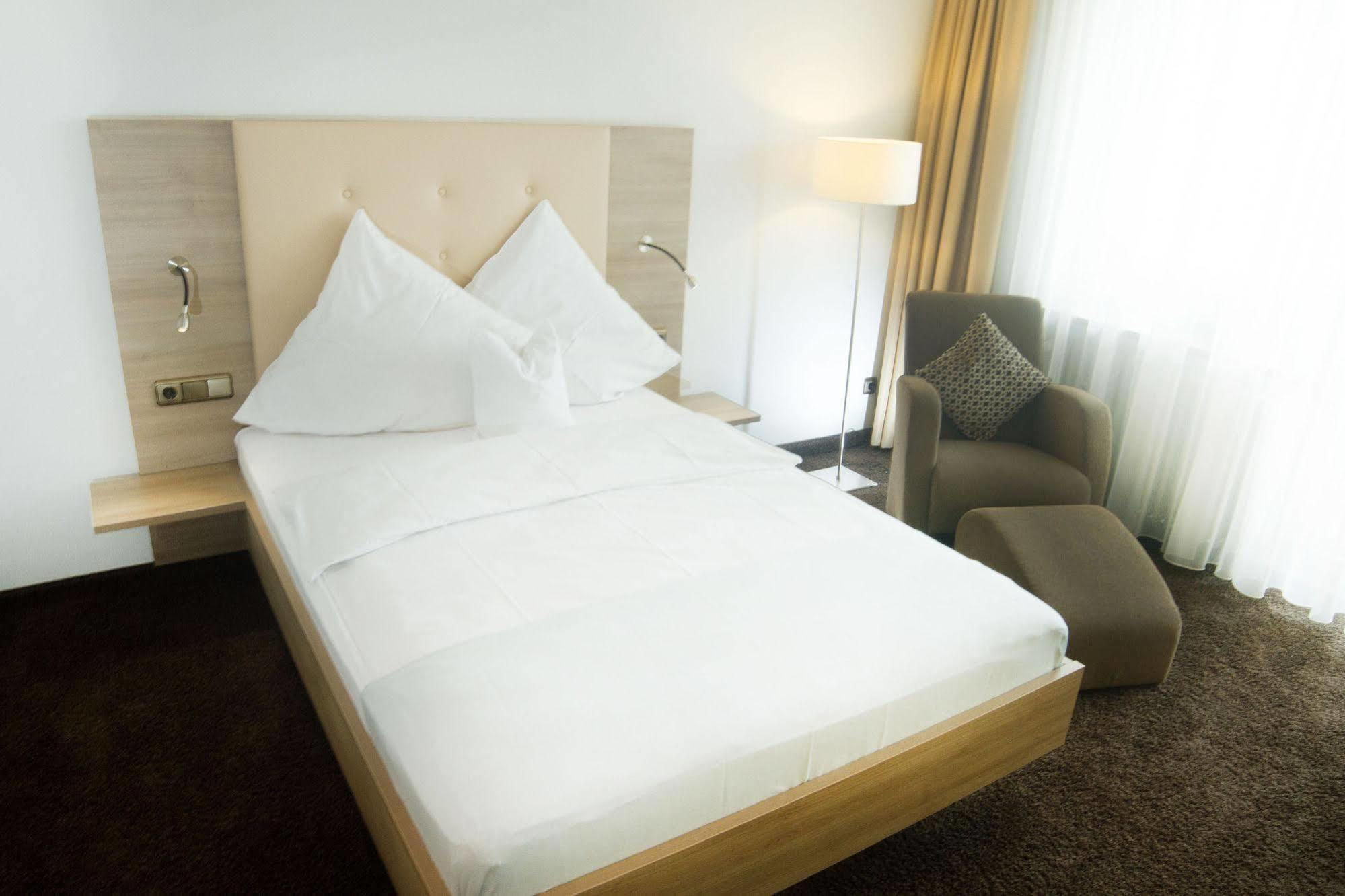 Hotel Zum Hirsch Wertingen المظهر الخارجي الصورة