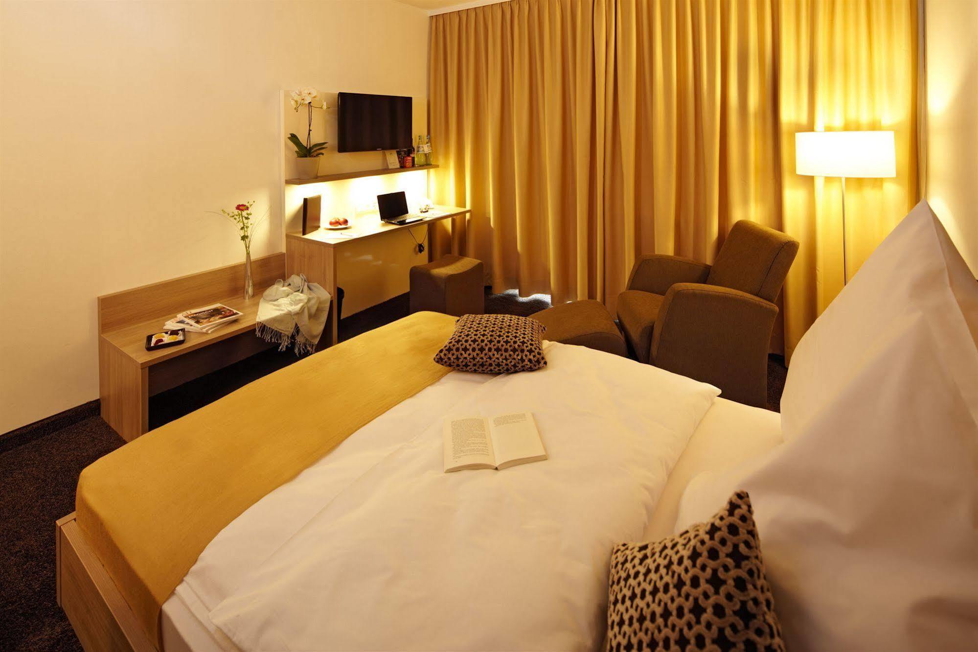Hotel Zum Hirsch Wertingen المظهر الخارجي الصورة